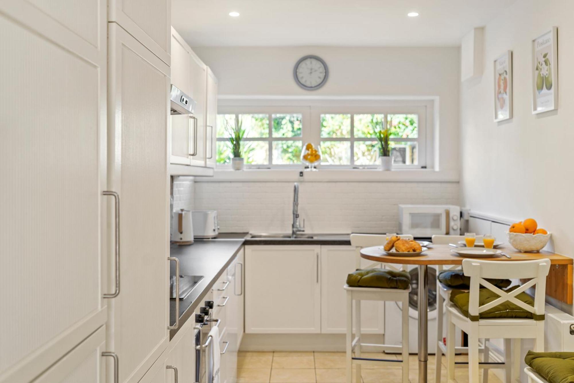3 Bedroom Mews Home - Clapham Common - Free Private Parking - Sleeps 5 - Newly Refurbished - Sweetpea & Pillow Properties London Ngoại thất bức ảnh